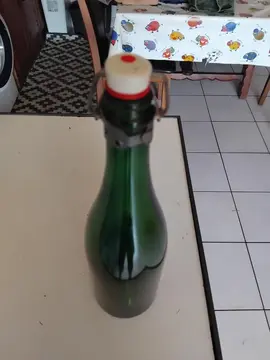 bonjour donne bouteilles à capsules à merdrignac