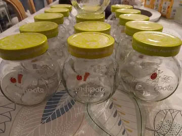 16 pots de confitures