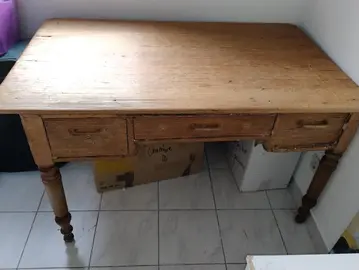 bureau avec trois tiroirs