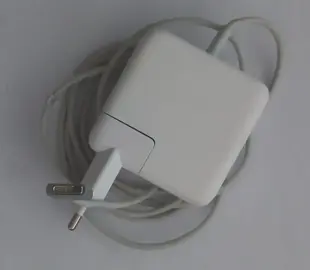 [Pour Jus-de-Pomme] : Ancien chargeur Magsafe 45w (A1436)