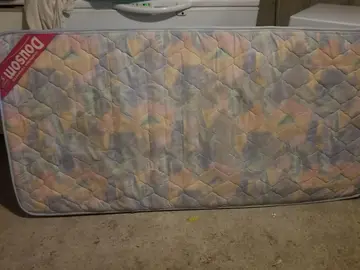 Donne 2 matelas lits enfants