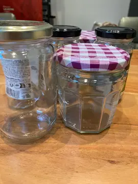 Donne multiples pots en verre pour faire des confitures par exemple!