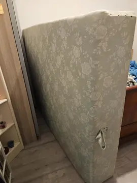 sommier tapissier avec matelas bon etat