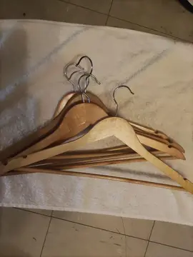 cintres en bois et métal.