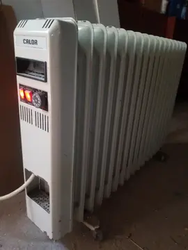 Radiateur bain d'huile fonctionnant parfaitement, 90 cm. don car double emploi