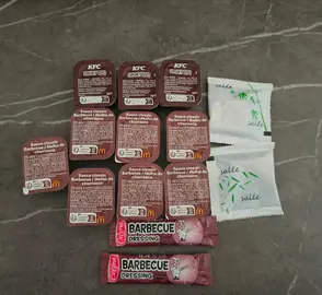 lot sauces barbecue et soja salées