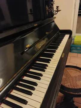 Piano droit ancien