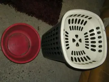 Corbeille à linge + sceau en plastique