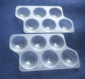 DEUX CASIERS EN PLASTIQUE POUR METTRE SIX OEUFS