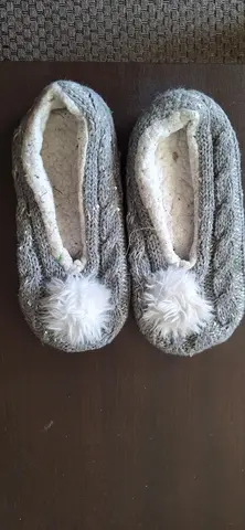 Chaussons gris tout doux taille estimée 37 - 38