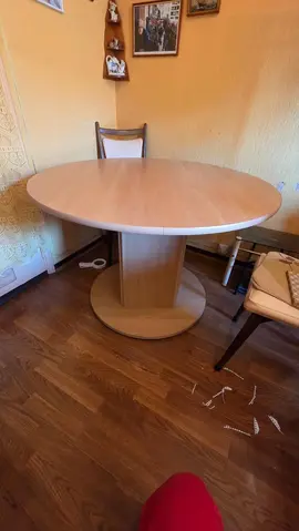 Table ronde 120 de diamètre avec rallonges plus quatre chaises