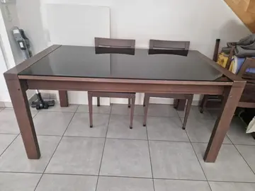 Table en bois avec plateau en verre