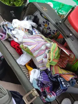 lot de tissus, coupons, fils et boutons