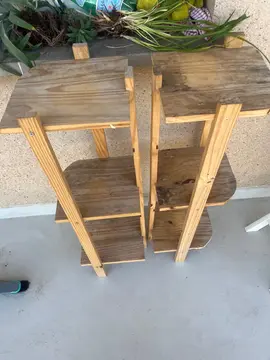 lot de deux étagères en bois