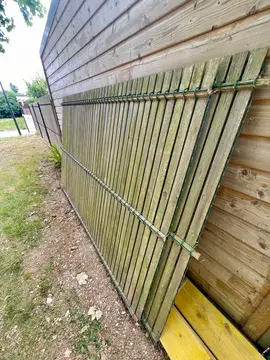 Clôture en grillage et bois