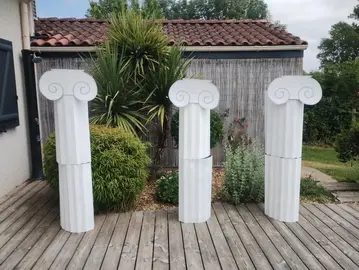 colonnes grecques en carton peintes en blanc