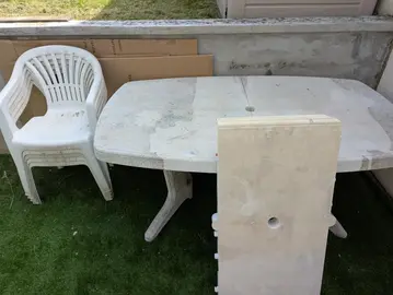table de jardin et chaises