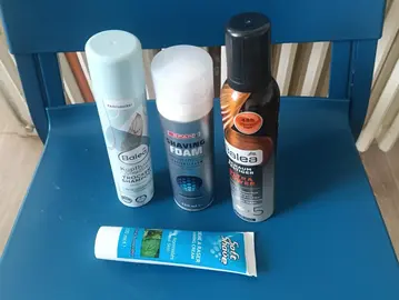 Shampooing sec, des produits de rasage et tampon