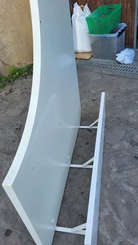 bureau blanc avec petite étagère