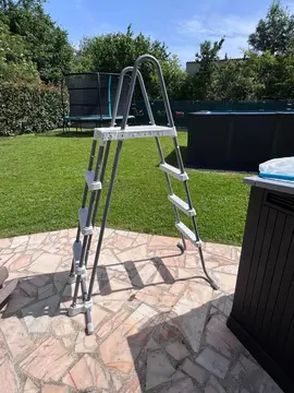 Echelle de piscine avec plateforme