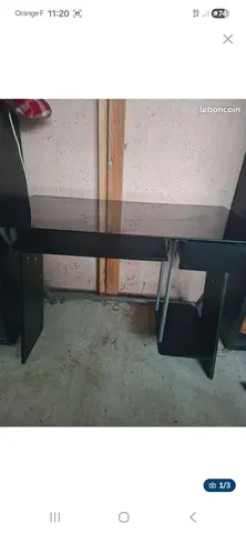 donne bureau en bois et le plateau est en verre