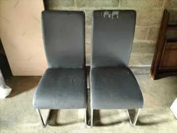une table basse et 2 chaises