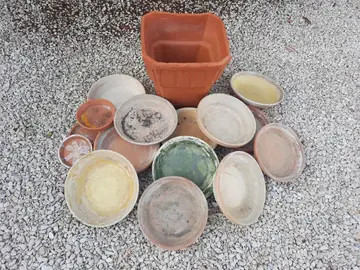Pot et coupelles en terre cuite