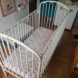 Lit bébé en métal + matelas