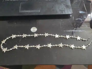 collier en plastique avec étoiles