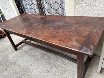 Grande table en bois massif