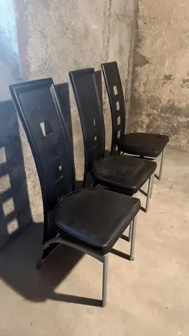 3 chaises cuir noir