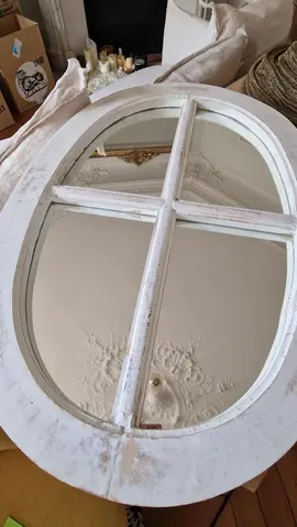 Miroir en bois blanc patiné
