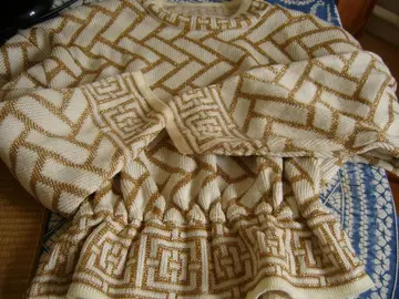 Pull blanc moifs dorés T. L