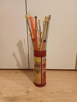 30 aiguilles à tricoter + pot