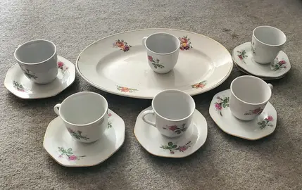 lot de 6 tasses et sous tasses + 1 plat