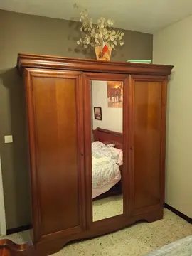 armoire et lit sans literie