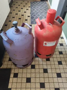 deux bouteilles de gaz pratiquement vide