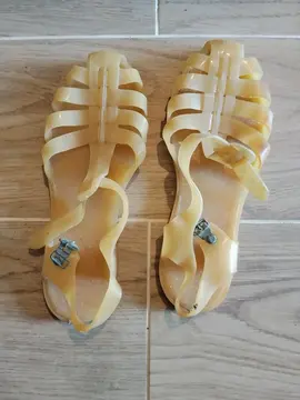chaussures plastique pour marcher dans l'eau