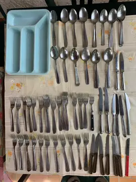 important lot de couverts en inox et range-couverts