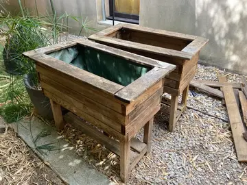 donne jardinières en bois