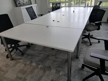 bench de bureaux et armoires
