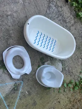 ensemble baignoire bébé et pot et dessus de toilettes