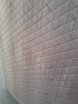 a donner 2 sommier tapissier avec pieds avec matelas taille 2 m