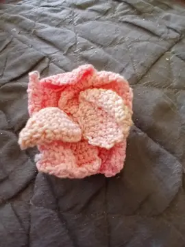 broche -fleur -faite maison- au crochet
