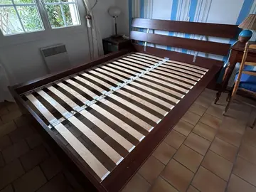 Lit adulte en bois (attention je donne sans le matelas qui est un peu sale)