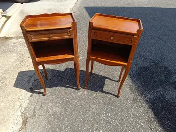 Deux tables de chevets