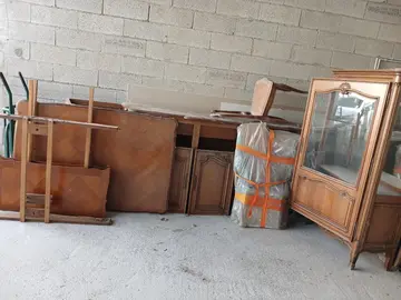 Table, buffet, meuble vitrine, chaises assorties