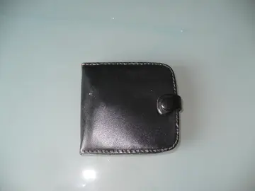 Petit porte-monnaie rigide en cuir