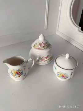 un lot de trois petits pot
