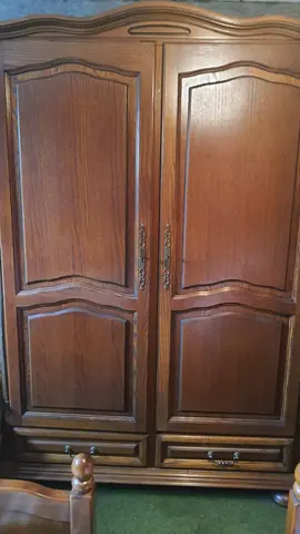 donne chambre avec 2 lits une personne et un armoire